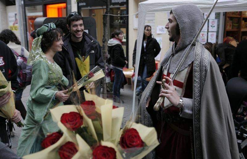 Sant Jordi se celebra el 23 d'abril arreu de Catalunya  FOTO: Artur Ribera