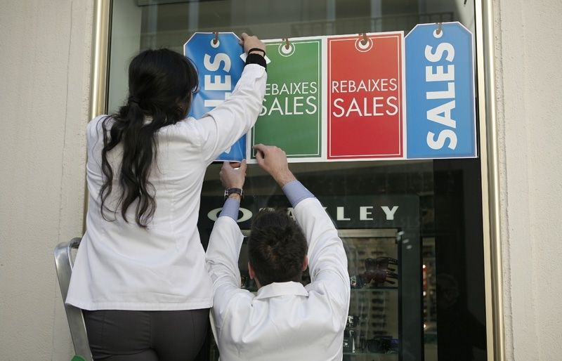 Els comerços pengen els cartells per la campanya de rebaixes. FOTO: Artur Ribera 