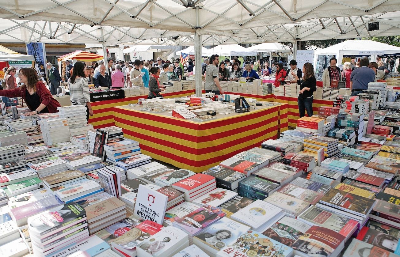 Parada de llibres per la diada de Sant Jordi. FOTO: Artur Ribera