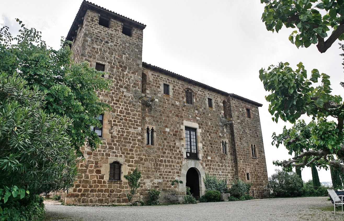 Façana principal de la Torre Negra, fortificació medieval que es troba al final de la rambla de Can Bell FOTO: Artur Ribera