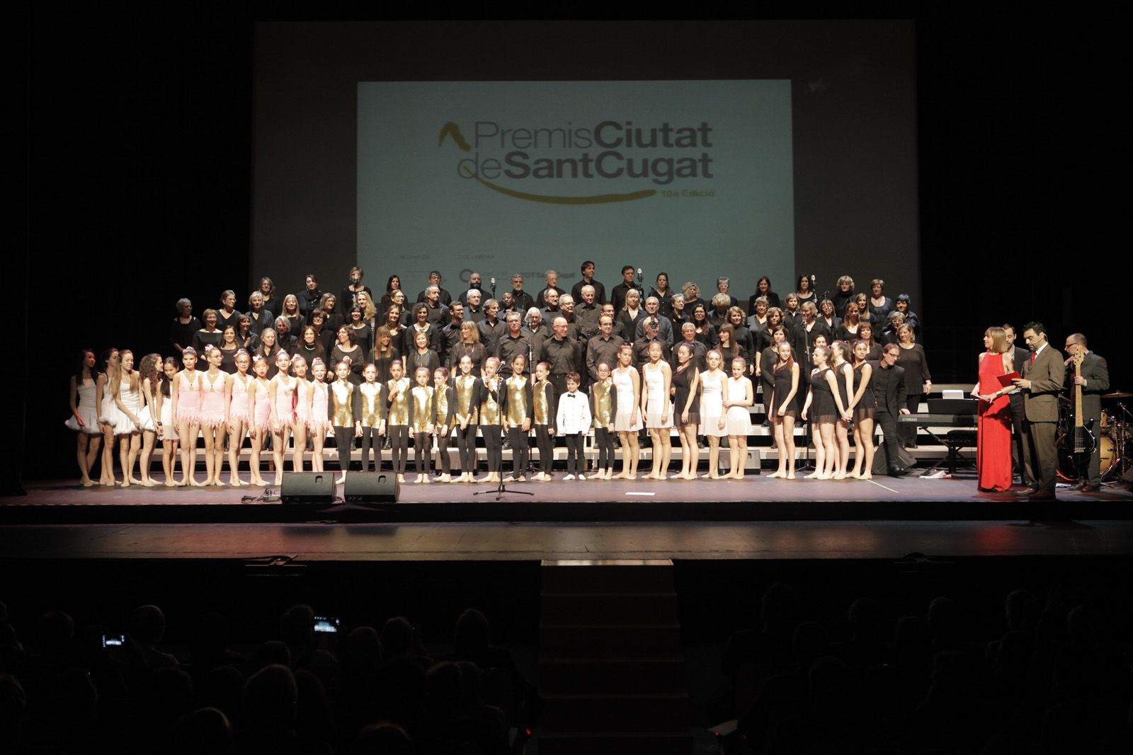 Tots els participants de l'acte fent-se una fotografia al final de la gala. FOTO: A.Ribera