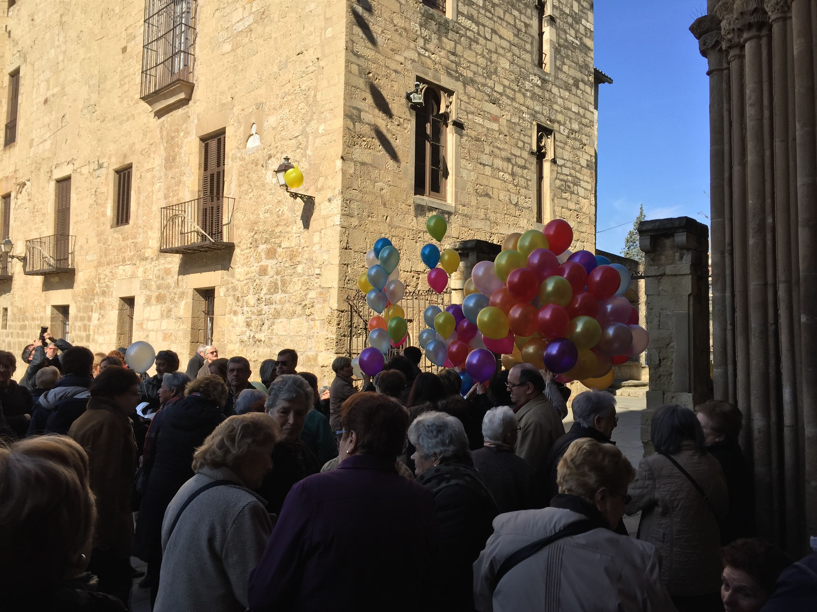 A l'exterior del Monestir s'han deixat anar globus de colors cap al cel, a petició expressa de la mateixa Llunell. FOTO: R. Grau