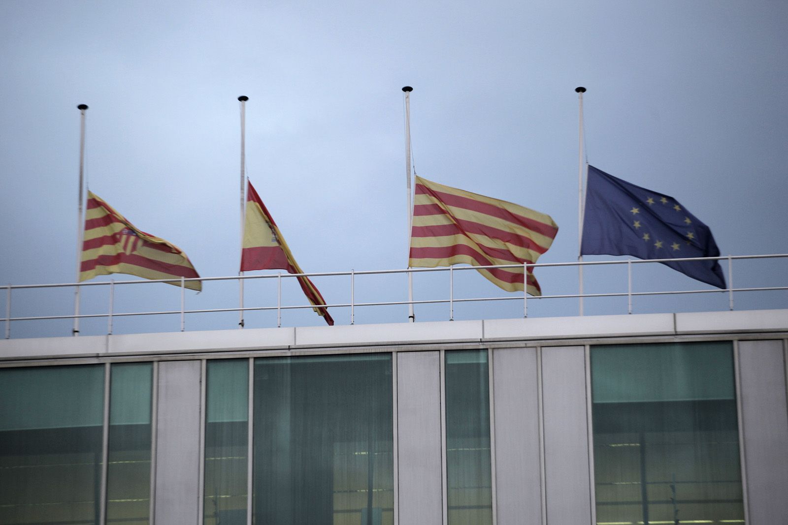 Les banderes de l'ajuntament a mig pal. FOTO: Artur Ribera