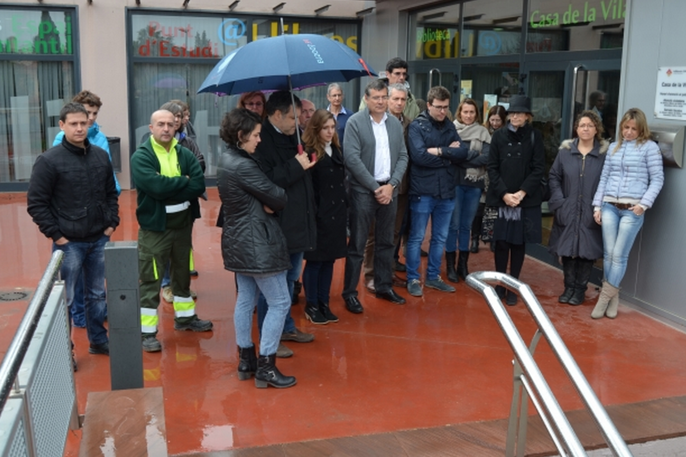 El president de l'EMD, Josep Puig, juntament amb altres polítics, en el minut de silenci de Valldoreix. FOTO: Cedida 