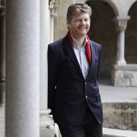 Christian Felber durant la 'Tertúlia Santcugatribuna', al Claustre del Monestir de Sant Cugat. FOTO: Artur Ribera