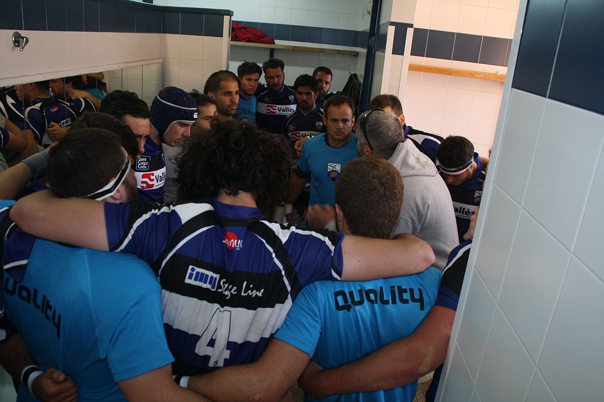 Xerrada prèvia abans del partit de l'entrenador als seus jugadors. FOTO: Àlex López Puig