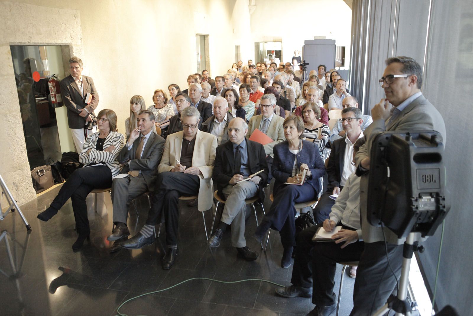 Prop d'un centenar de persones es van sumar a l'acte. FOTO: Artur Ribera