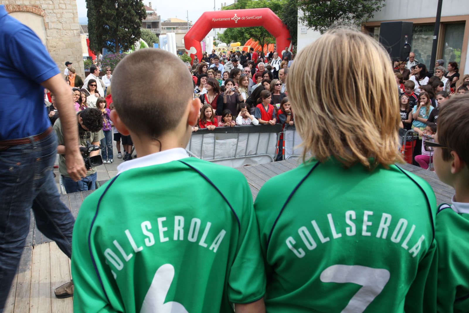 Dos nens amb la samarreta de l'escola Collserola, la més demandada a Sant Cugat FOTO: Lluís Llebot