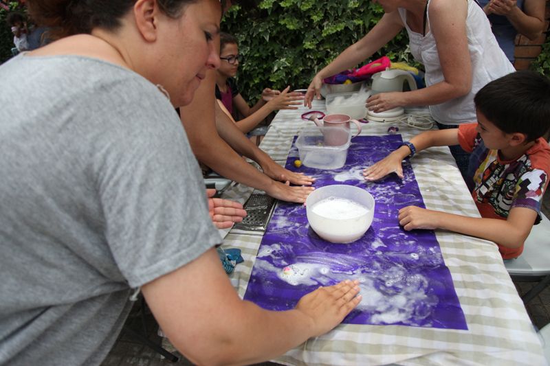 Diferents activitat vinculades a l'art tèxtil s'han fet als carrers de Sant Cugat. FOTO: Lali Puig