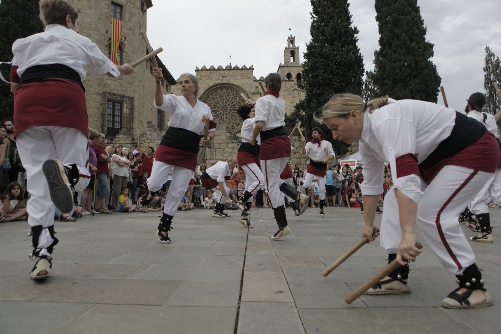 Les entitats culturals han acompanyat la Flama durant la tarda. FOTO: Artur Ribera