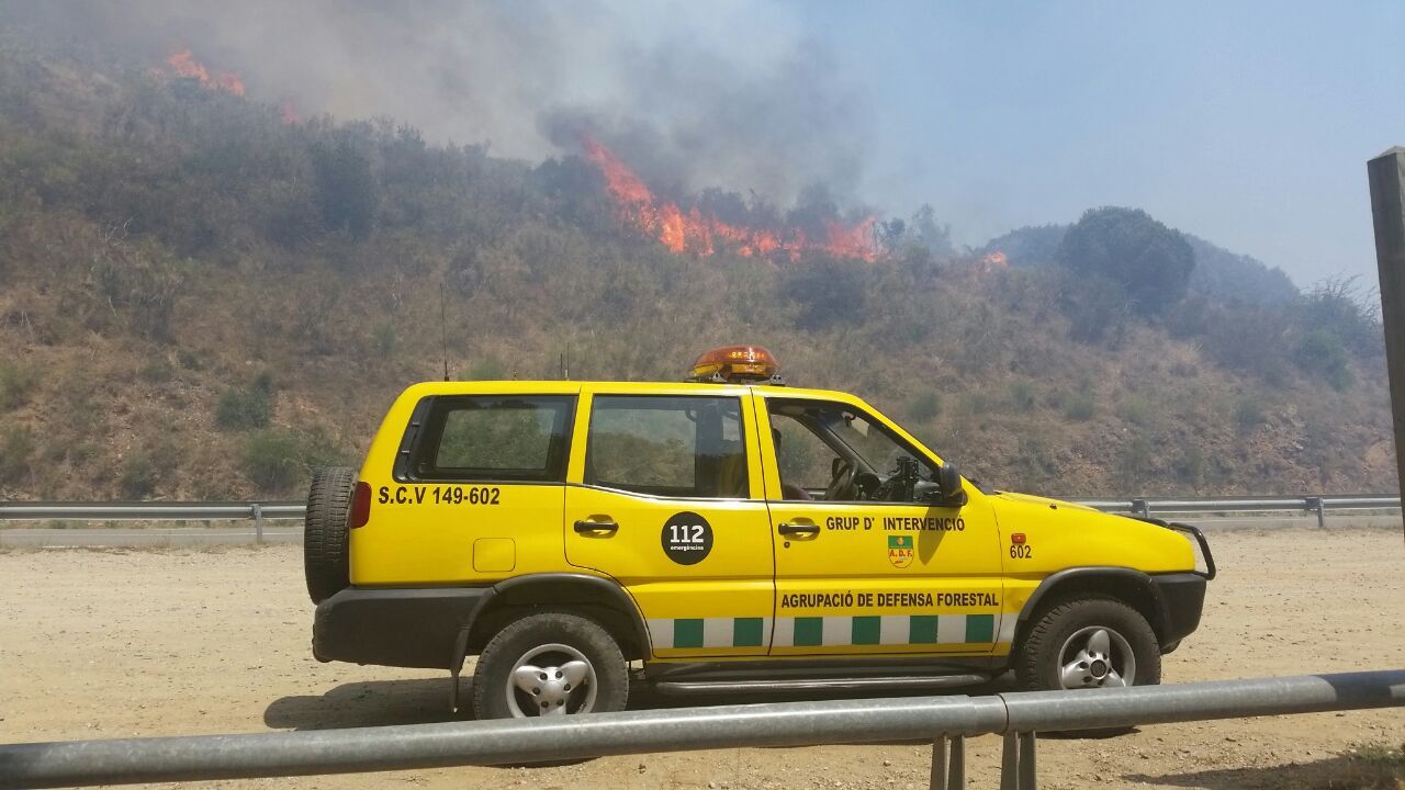 Una dotació d'ADF Sant Cugat ha estat l'encarregada d'informar sobre la situació del foc a Sant Cugat. FOTO: Cedida