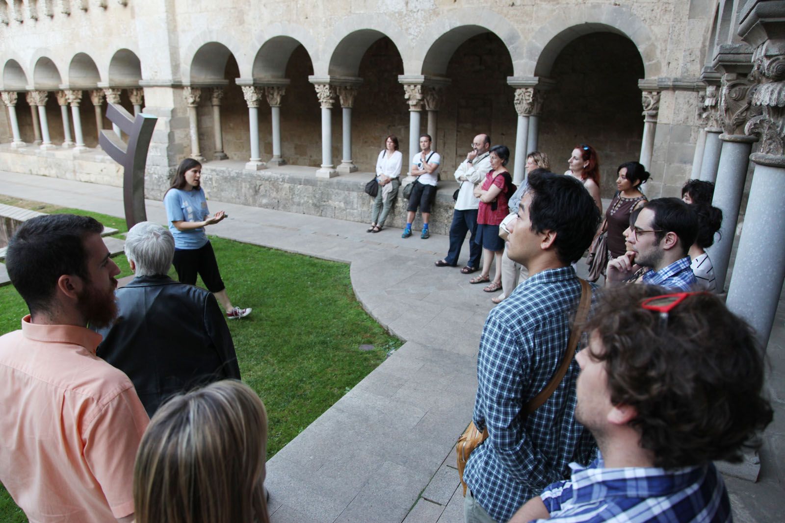 Visita guiada al claustre del Monestir. FOTO: Lali Puig