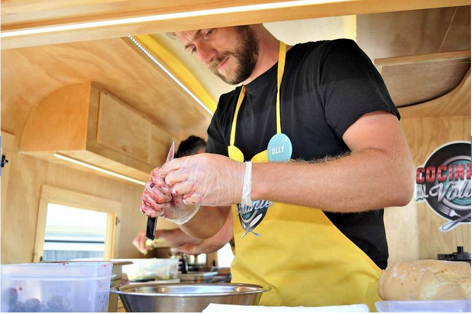 Olli preperant un dels plats. FOTO: Antonio Quílez (Cocineros al volante)