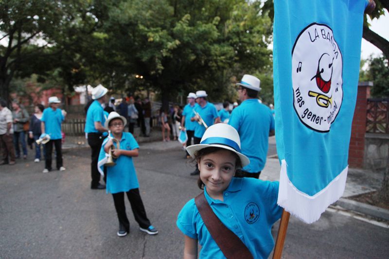 Els veïns de Mas Gener omplen els carrers del barri per celebrar la seva festa. FOTO: Lali Puig