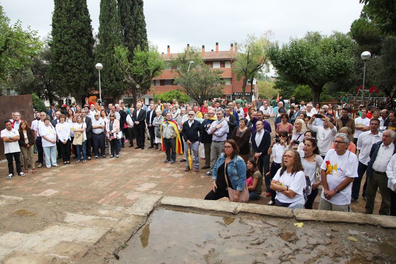 Més d'un centenar de persones han assistit a l'ofrena floral a Casanova. FOTO: Lali Puig