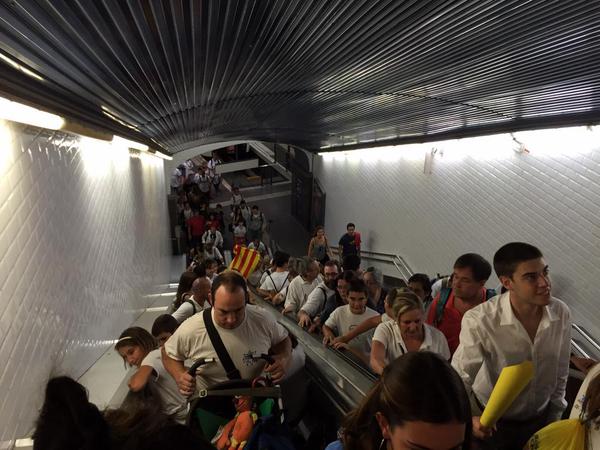 Imatge d'una Diada anterior un centenars de santcugatencs van agafar el tren per anar a Barcelona FOTO: JM Vallès