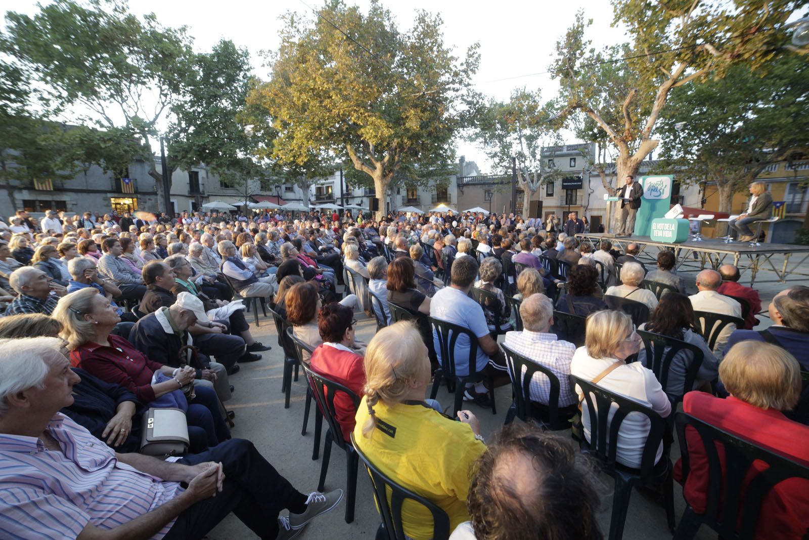 Entre 700 i 800 persones hi havia a la plaça de Barcelona. FOTO: Artur Ribera 