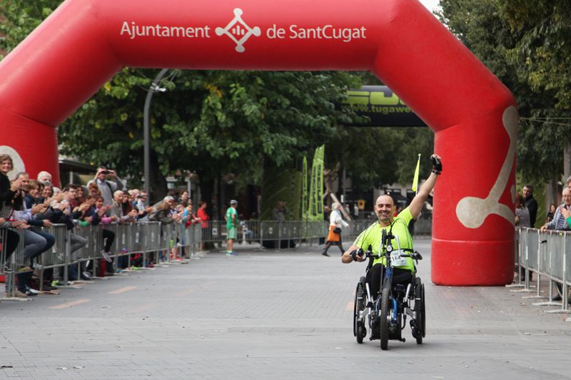 Jordi Lorente arriba a la meta primer. FOTO: Lali Puig