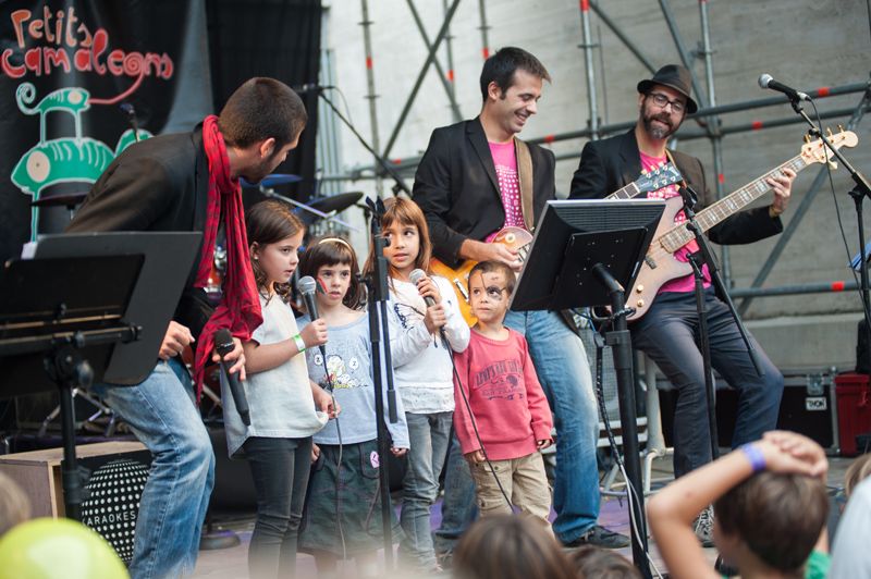 Els més petits pujaven a l'escenari amb Karaokesband Kids. FOTO: Víctor Parreño