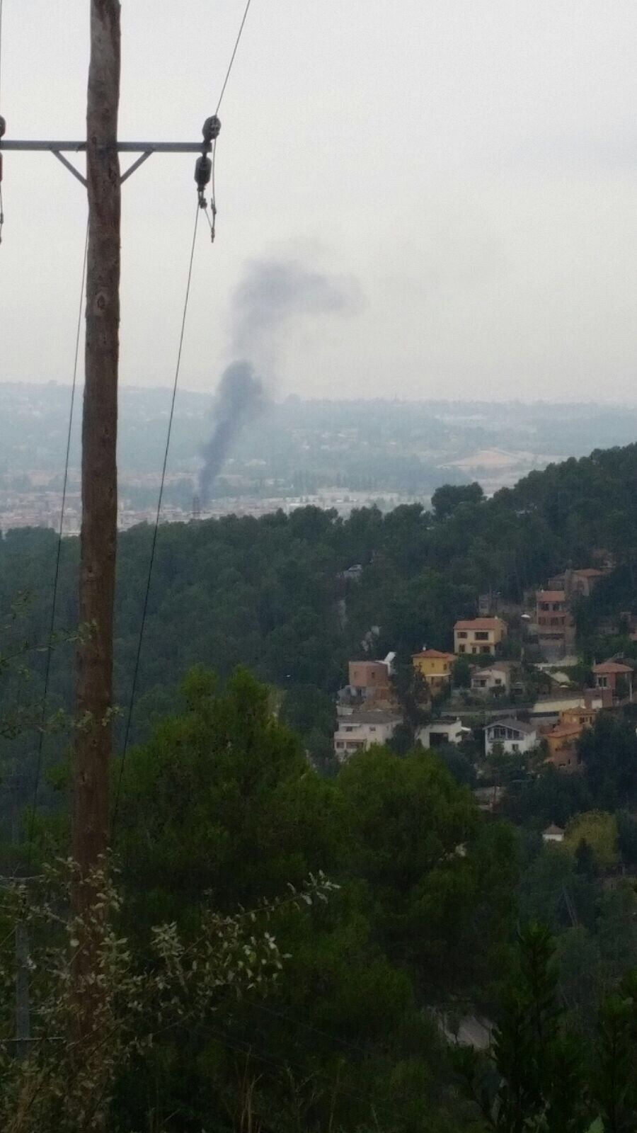 La columna de fum s'ha vist des de diversos punts del municipi. FOTO: Cedida