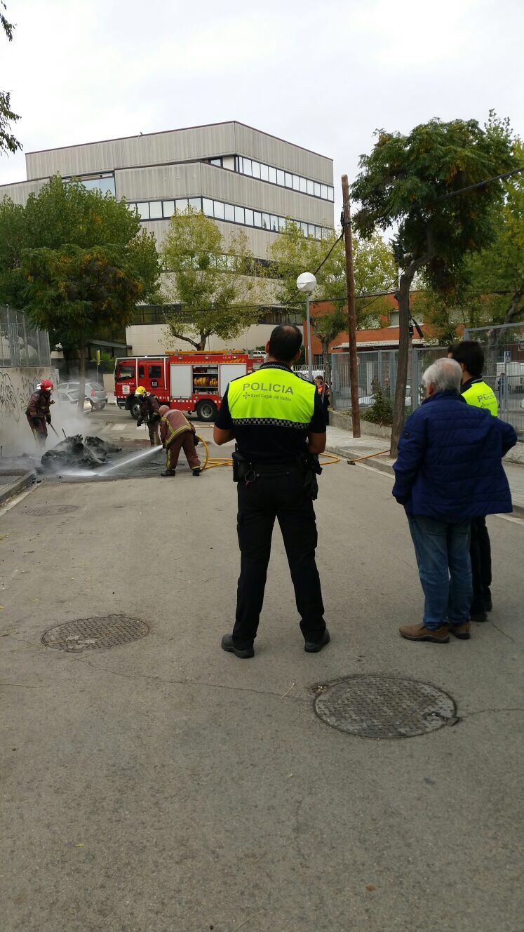 Dues dotacions de Bombers s'han desplaçat al lloc dels fets. FOTO: Cedida