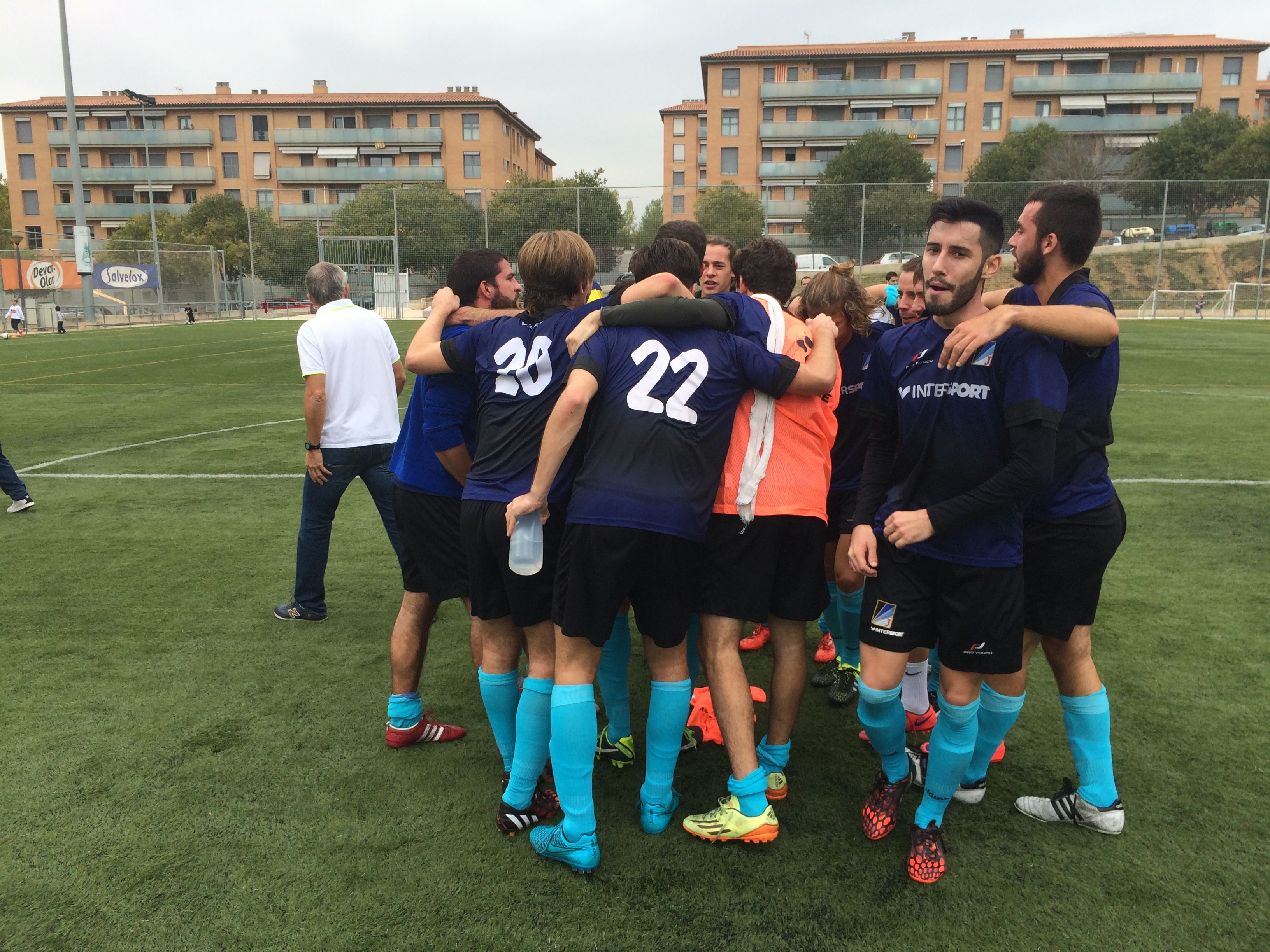 Els jugadors del Junior FC celebrant, després del partit, la victòria (1-2) al camp del Sant Cugat Esport FC. FOTO: À. L. P. 