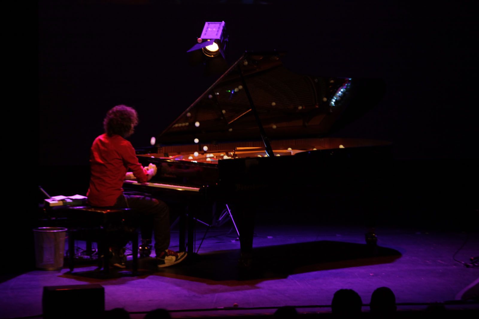 Xavi Lloses ha fet de nexe d'unió entre els poetes al piano. FOTO: Artur Ribera