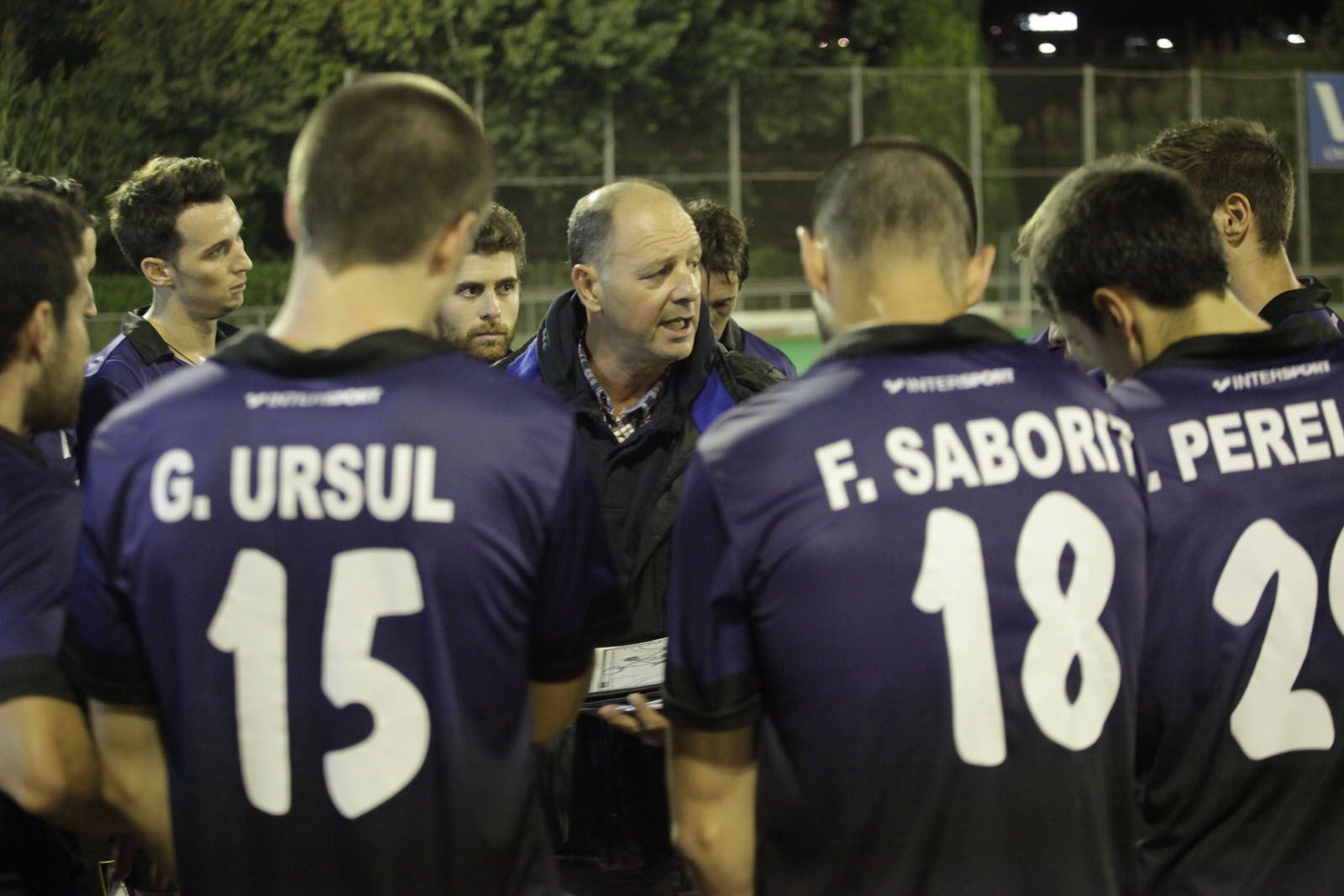 Els jugadors del Junior FC escoltant les indicacions del seu tècnic Jorge Dabanch. FOTO: Artur Ribera