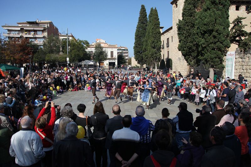 L'actuació de Mediterrània al migdia ha omplert la plaça. FOTO: Lali Puig