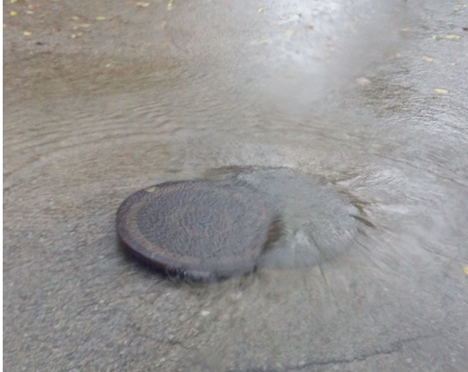 Al carrer de Granada les clavegueres desborden aigua. FOTO: Miquel Cervantes