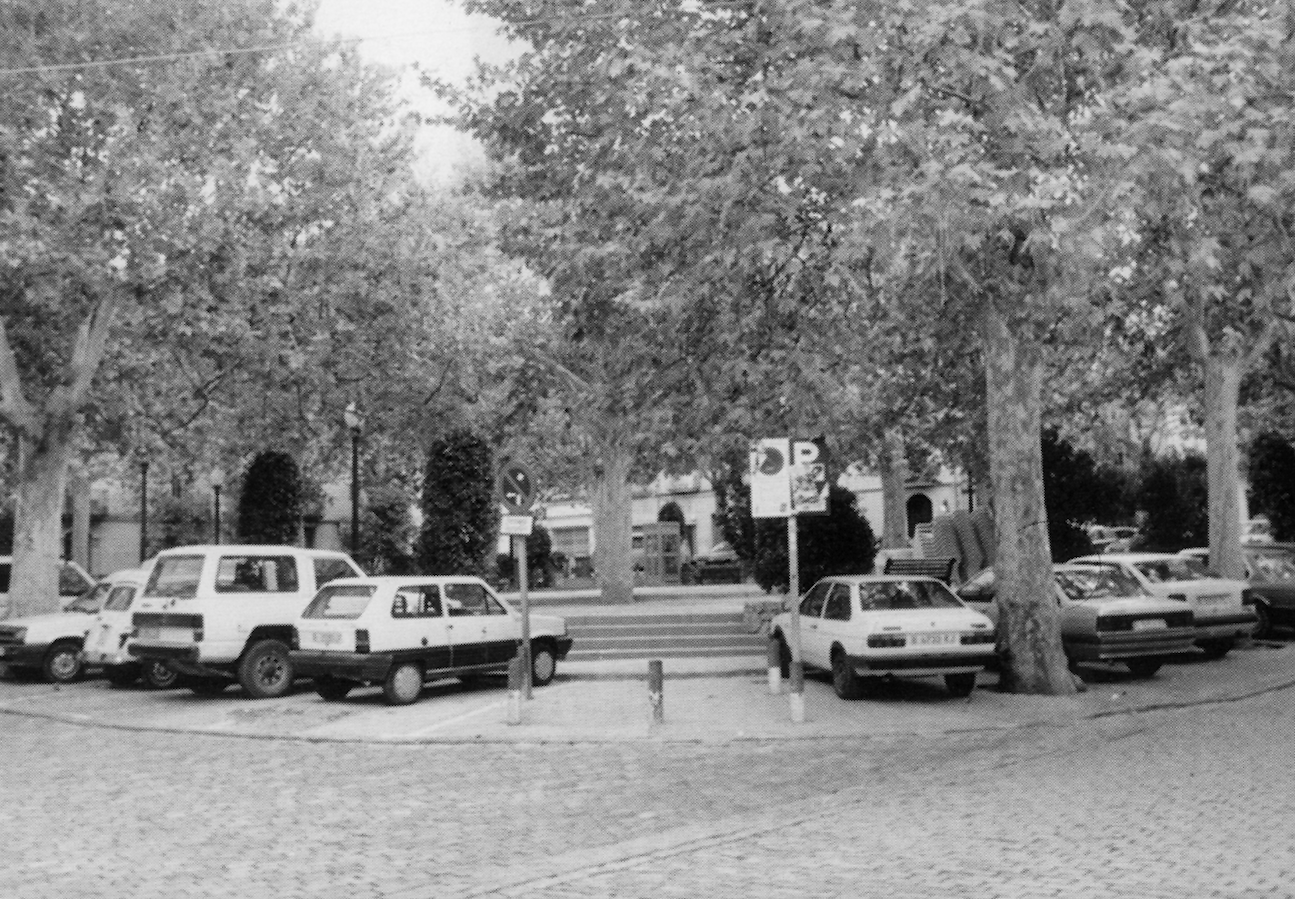 La plaça de Barcelona abans de convertir-se en un espai per als vianants lliure del trànsit rodat.