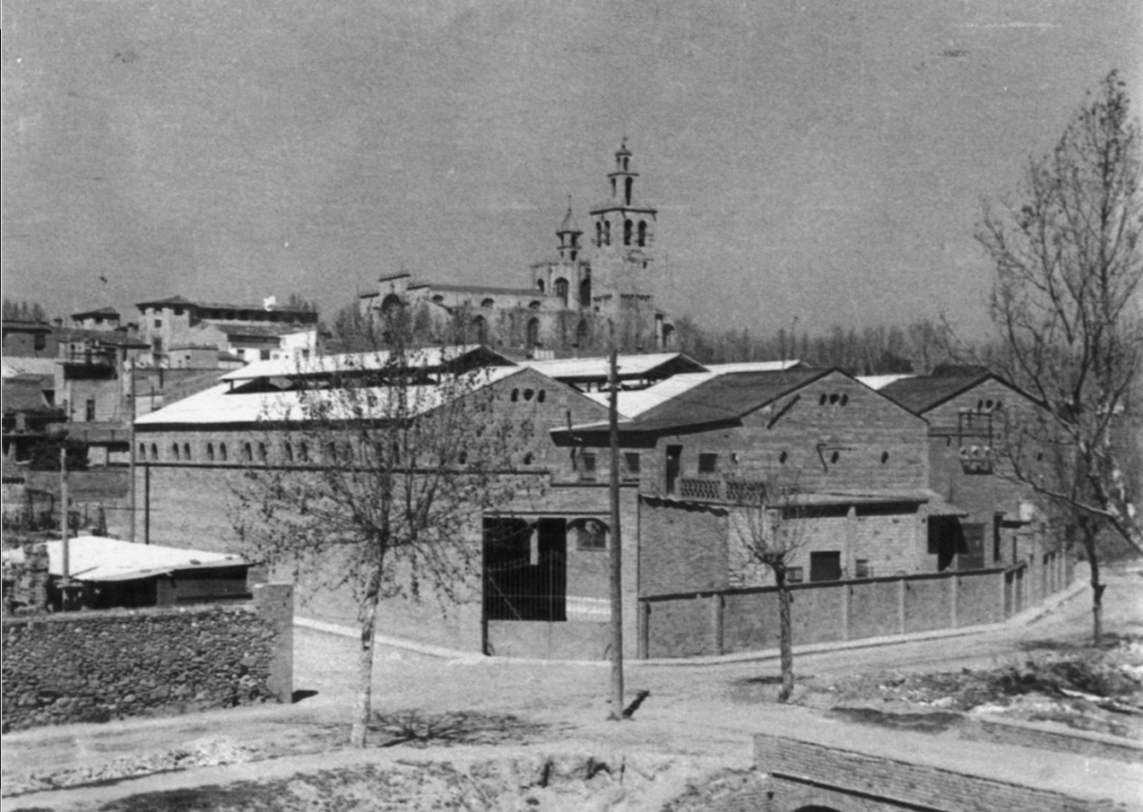 La Cooperativa Vitivinícola (Celler Cooperatiu) quan la riera de la rambla del Celler encara no estava coberta ni urbanitzada com avui dia, convertida en un autèntic passeig.