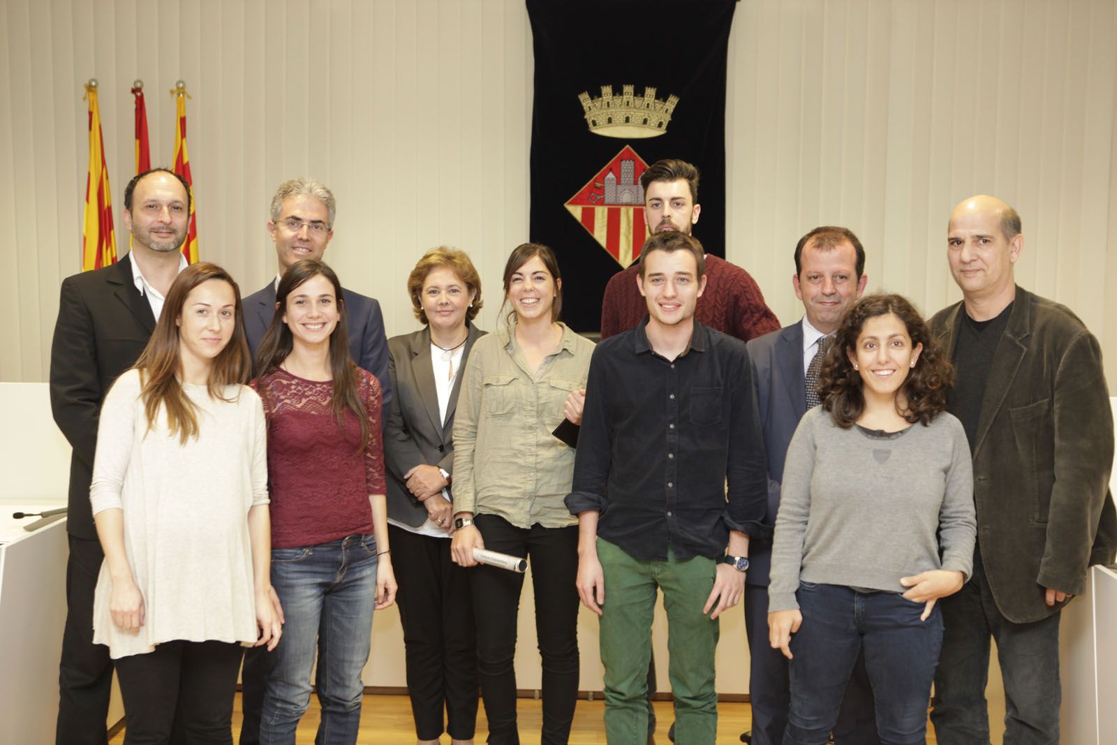 Les dues impulsores d'Actua (a l'esquerra) amb membres dels projectes seleccionats per la nova edició del Concurs d'Emprenedoria. FOTO: Artur Ribera