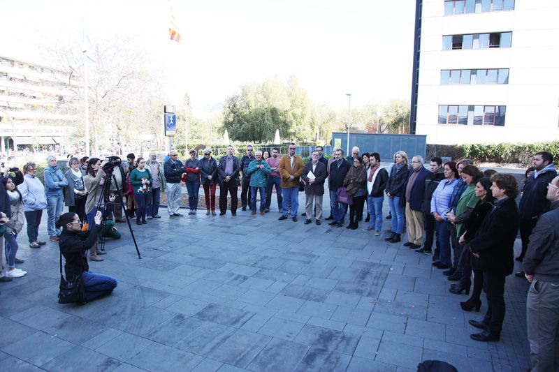 Un centenar de persones han participat del minut de silenci. FOTO: Lali Puig