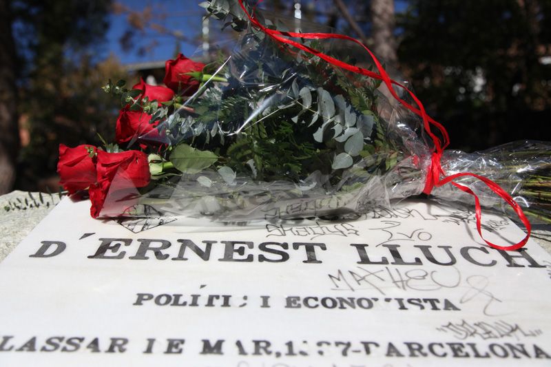 La placa d'Ernest LLuch està a la plaça Ernest Lluch. FOTO: Lali Puig