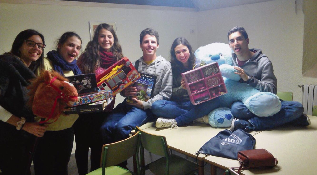 Els joves s'encarreguen de recollir le sjoguines voluntàriament. FOTO: Cedida