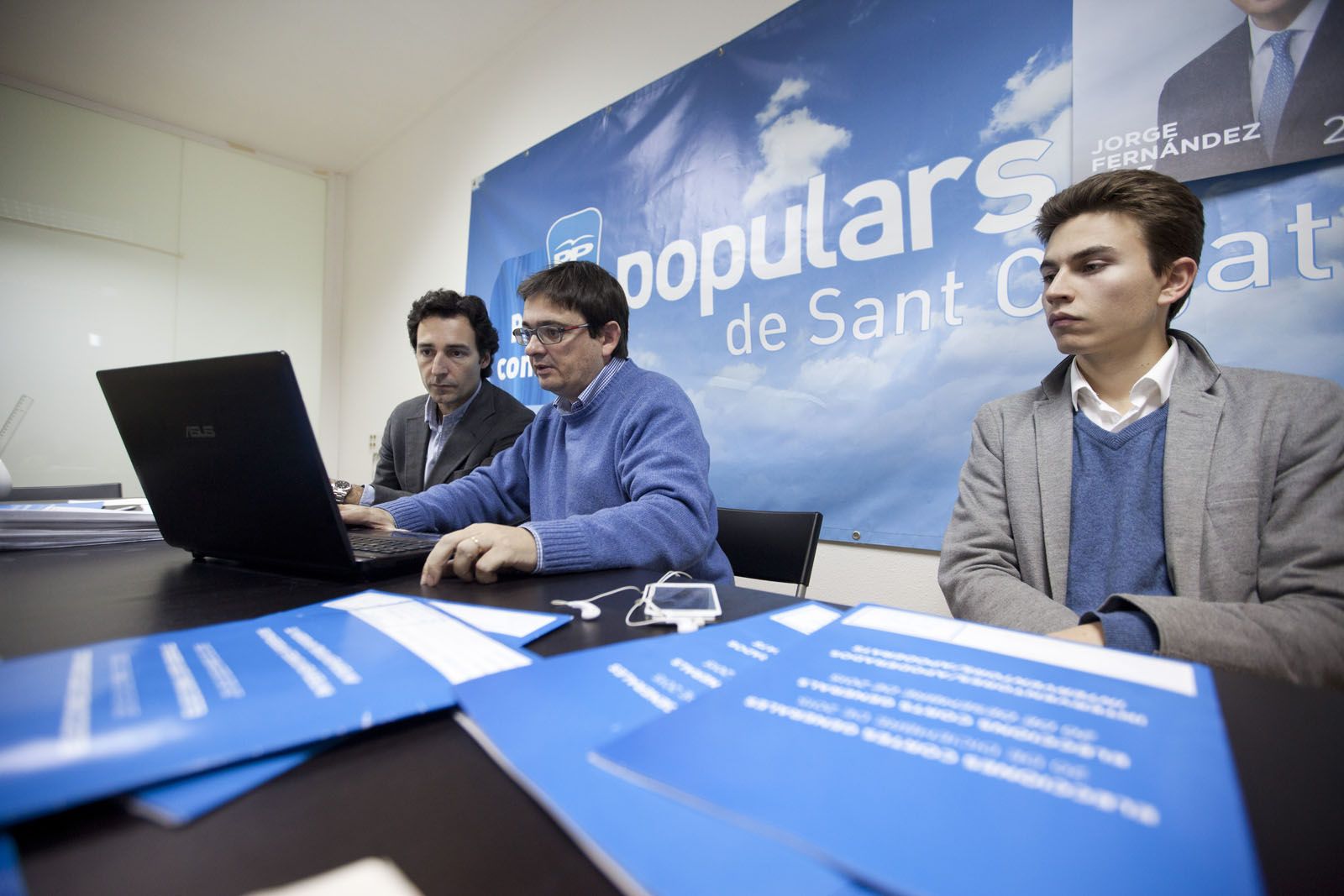 La formació s'ha citat a la seu del carrer de Santa Maria per seguir els resultats. FOTO: Lali Puig