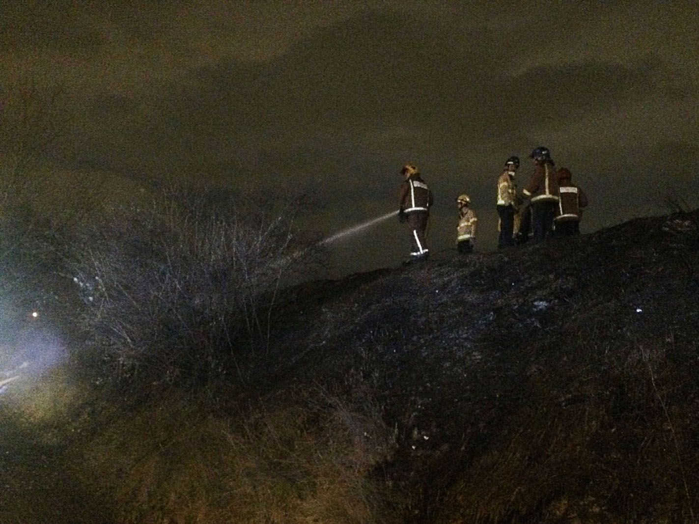 Els Bombers treballant al lloc dels fets. FOTO: Lali Puig