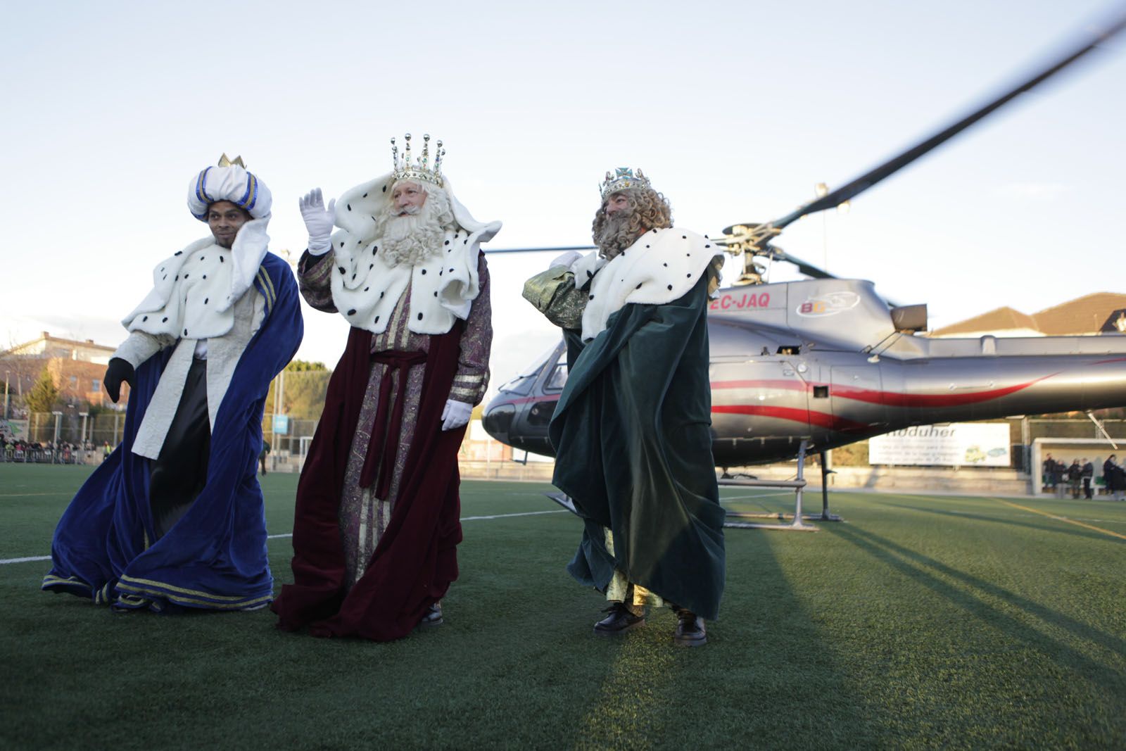 Com ja és tradició a Mira-sol, els Reis han arribat amb helicòpter. FOTO: Artur Ribera