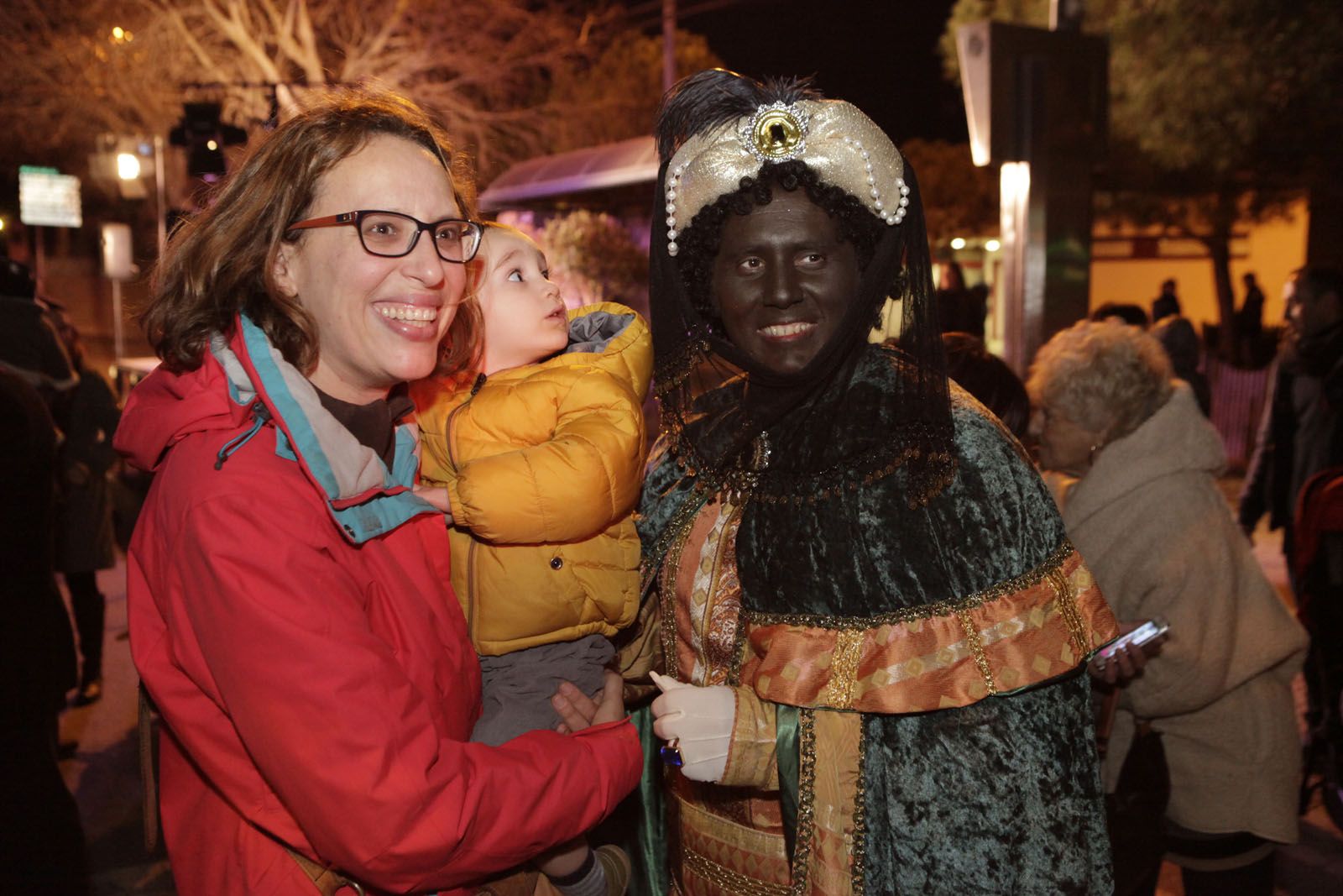 Cares d'il·lusió entre petits i grans a les Planes durant la cavalcada. FOTO: Artur Ribera