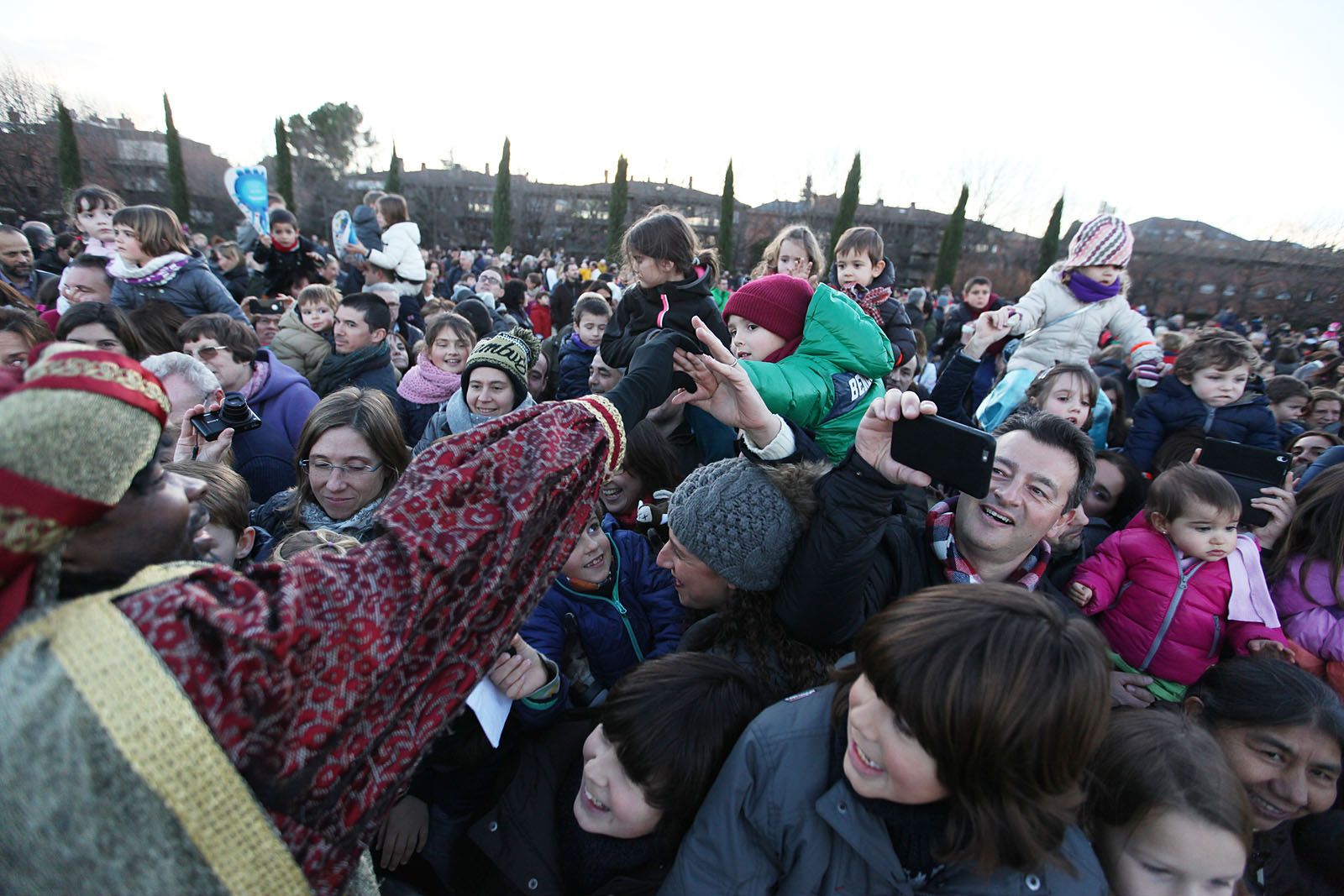 Centenars de persones reben els Reis d'Orient a la plaça de l'Arborètum. FOTO: Lali Puig