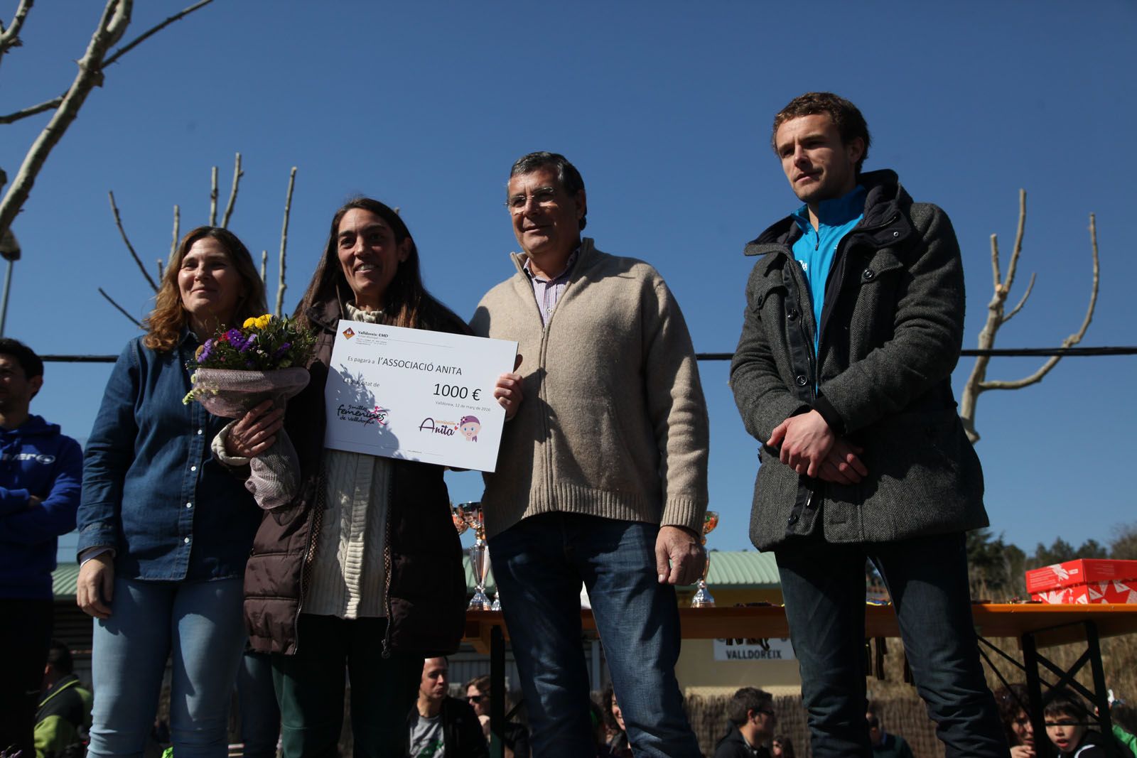 Carolina Amado (Associació Anita) recull el xec de 1.000 euros de l'organització FOTO: Lali Puig