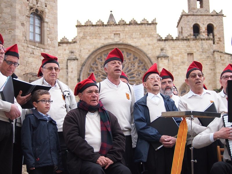 La Societat Coral La Lira davant el Monestir per Pasqua  FOTO: C.Caballé