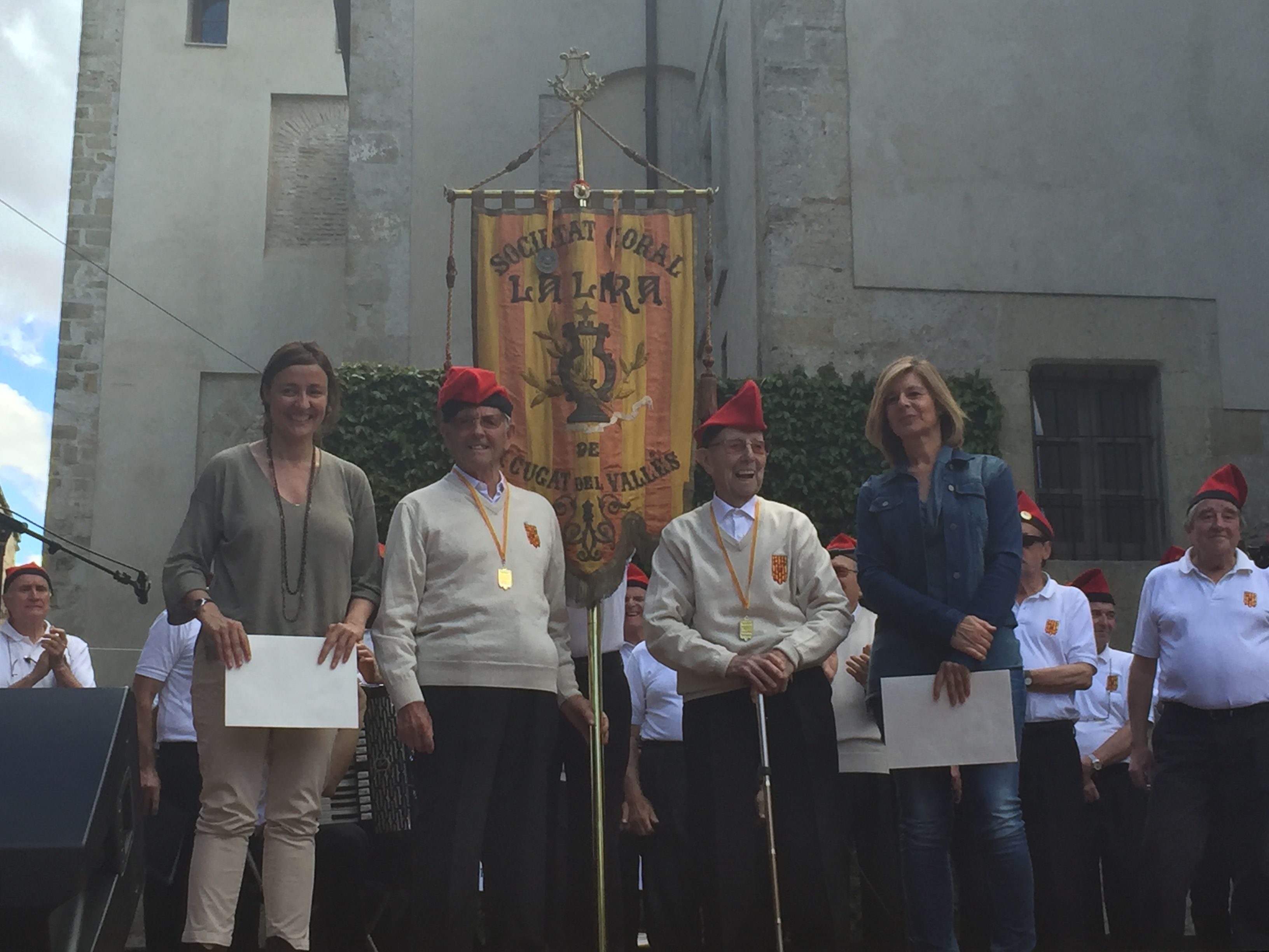 Mercè Conesa, Jaume Pahissa, Miquel Garrell i Carmela Fortuny durant l'entrega de la medalla FOTO: Mireia Puente