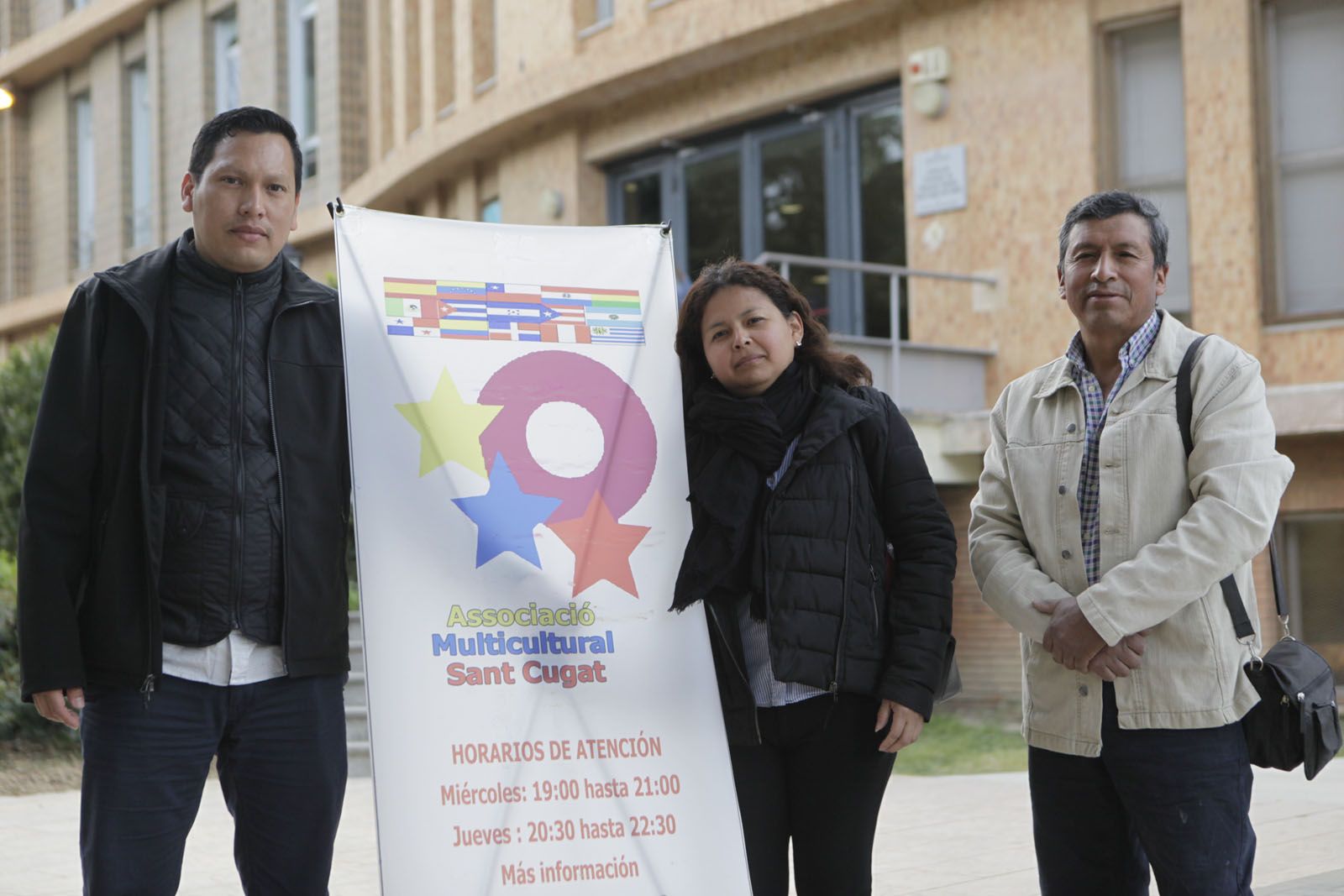 José Peralta, a la dreta, amb companys de l'Associació Multicultural de Sant Cugat FOTO: Artur Ribera