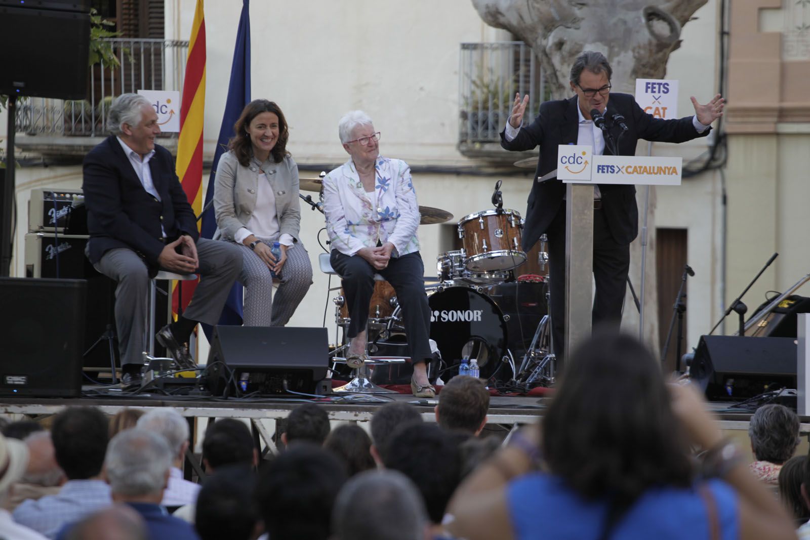 Joan Maria Terribas, president de Convergència a Sant Cugat, la santcugatenca Sílvia Flury, a les llistes convergents a les eleccions també han participat a l'acte FOTO: Artur Ribera