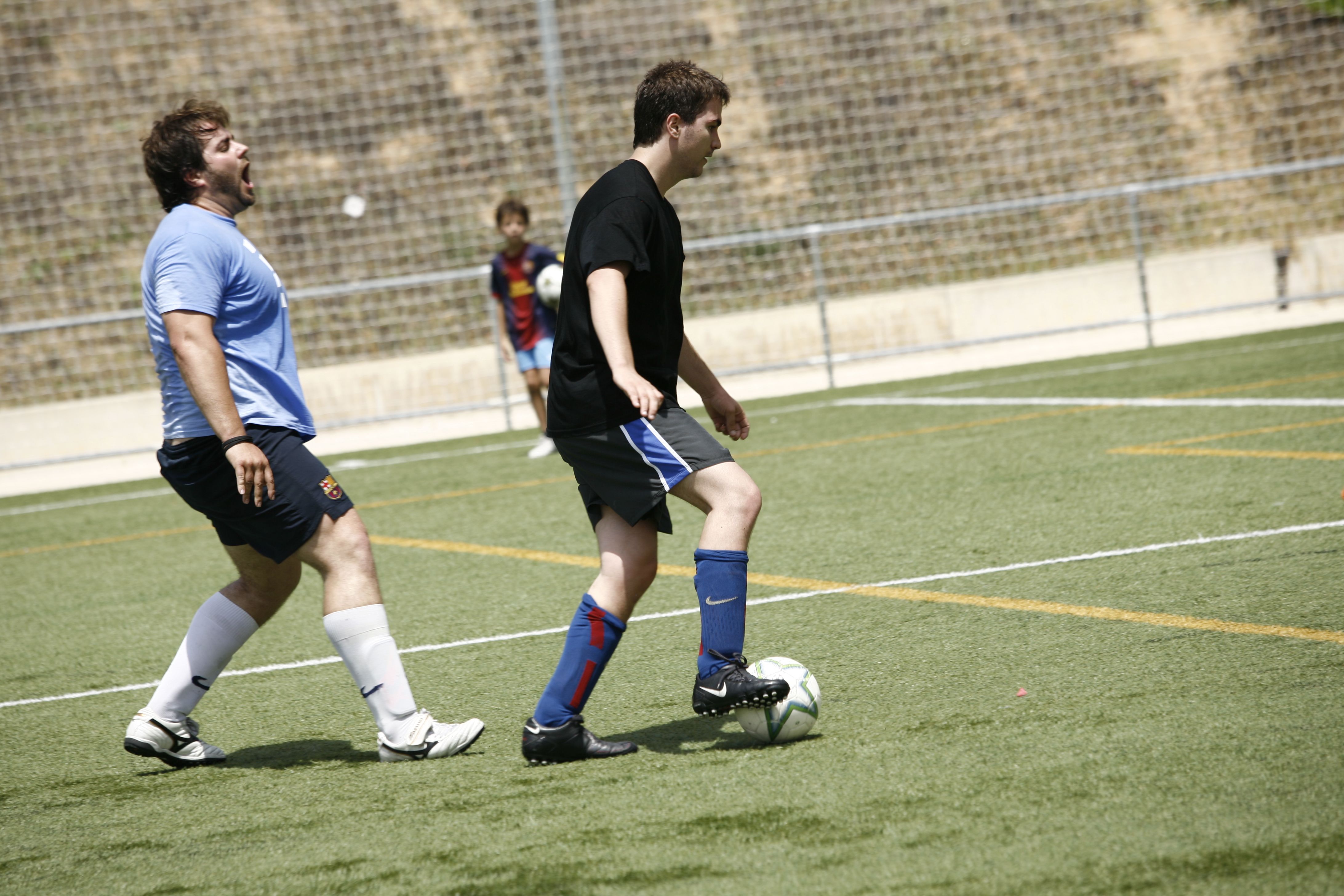 Eloi Rovira, regidor d'Esports, i Bernat Bella, periodista del TOT Sant Cugat, en un dels partits FOTO: Ester Naval