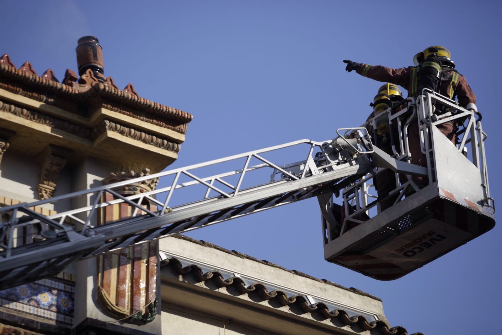 Els Bombers treballant al lloc dels fets (plaça d'Octavià)  FOTO: Artur Ribera