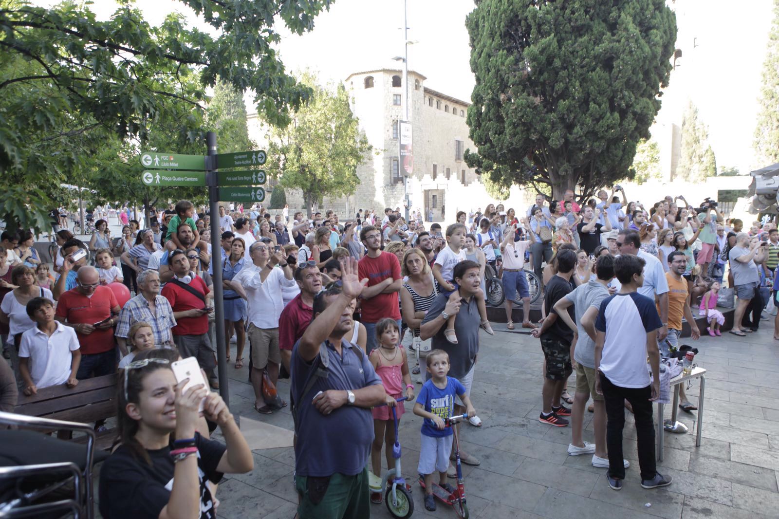 Molta gent observant els treballs dels bombers al restaurant La Plaça  FOTO: Artur Ribera