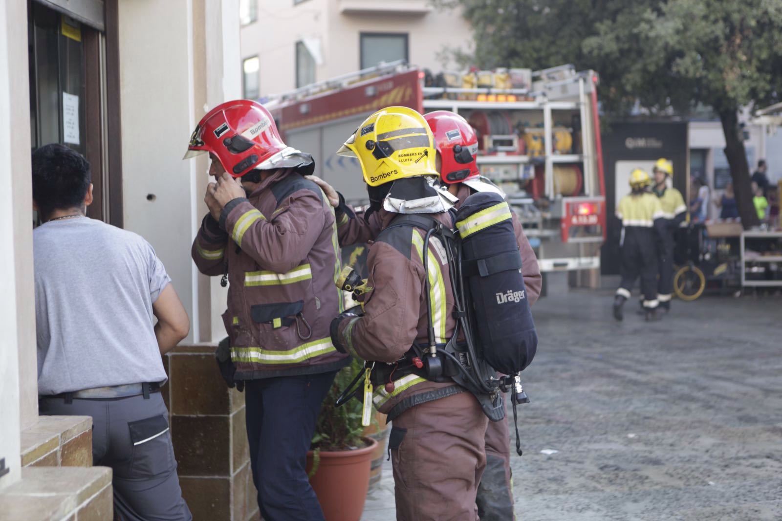 Els Bombers fent la seva feina davant de la plaça d'Octavià  FOTO: Artur Ribera